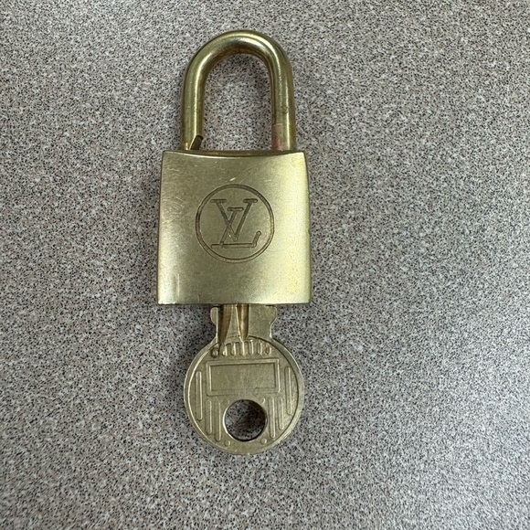 LV Lock & Key Number 217 - Authentic - Picture 6 of 7